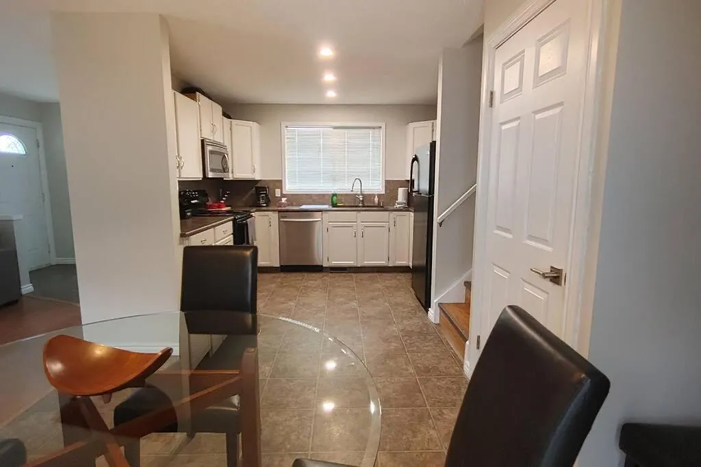 Apartment Beautiful 3-Bedroom Main Floor Home Calgary